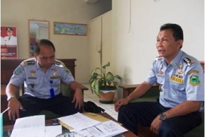 Kadishub Kuningan, Drs Jaka Chaerul didampingi Kepala Unit Pelaksana Teknis Dinas Pengujian Kendaraan Bermotor (UPTD PKB) Dishub Kuningan, Sukirman 